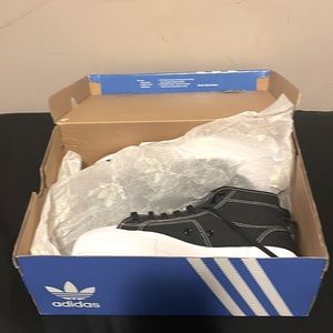 I’m selling these hightop adidas shoes!I need the money to pay off surgery.plz!!